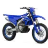 Seitenansicht der Yamaha WR450F in Blau – sportliche Enduro mit Stollenreifen und kompaktem Chassis.