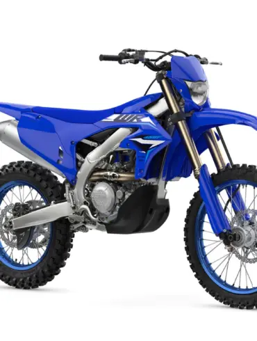 Seitenansicht der Yamaha WR450F in Blau – sportliche Enduro mit Stollenreifen und kompaktem Chassis.