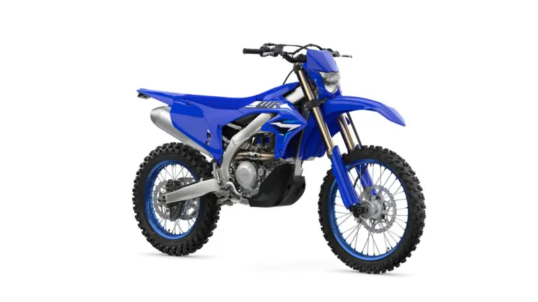 Seitenansicht der Yamaha WR450F in Blau – sportliche Enduro mit Stollenreifen und kompaktem Chassis.