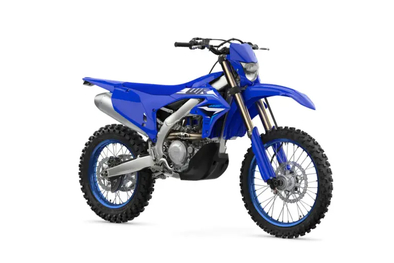 Seitenansicht der Yamaha WR450F in Blau – sportliche Enduro mit Stollenreifen und kompaktem Chassis.