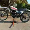 Yamaha YZ 360B Monoshock 1975, restauriertes Offroad-Motorrad, seitliche Gesamtansicht auf einem Ständer