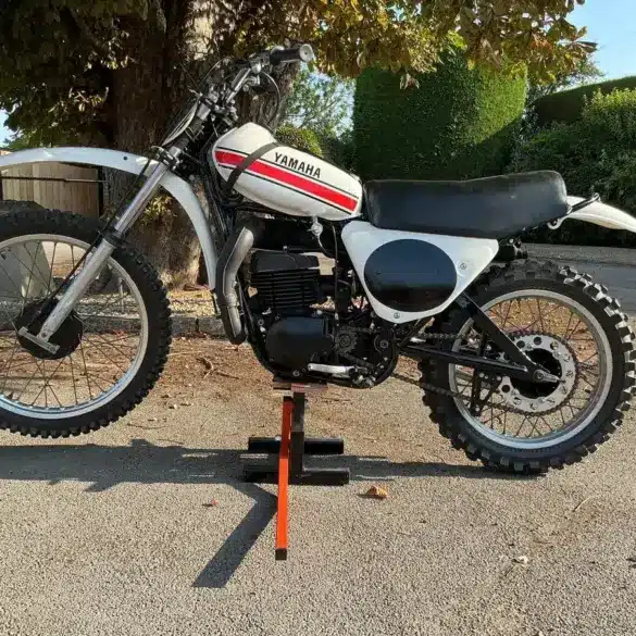 Yamaha YZ 360B Monoshock 1975, restauriertes Offroad-Motorrad, seitliche Gesamtansicht auf einem Ständer