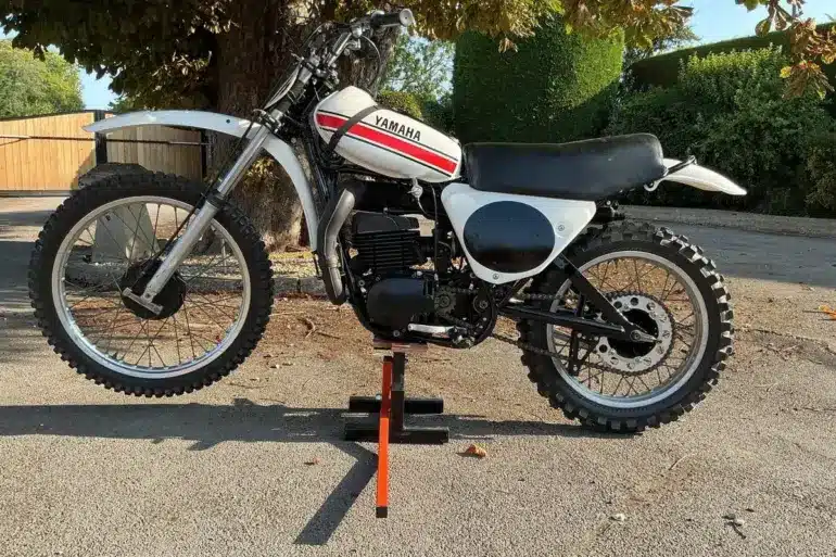 Yamaha YZ 360B Monoshock 1975, restauriertes Offroad-Motorrad, seitliche Gesamtansicht auf einem Ständer