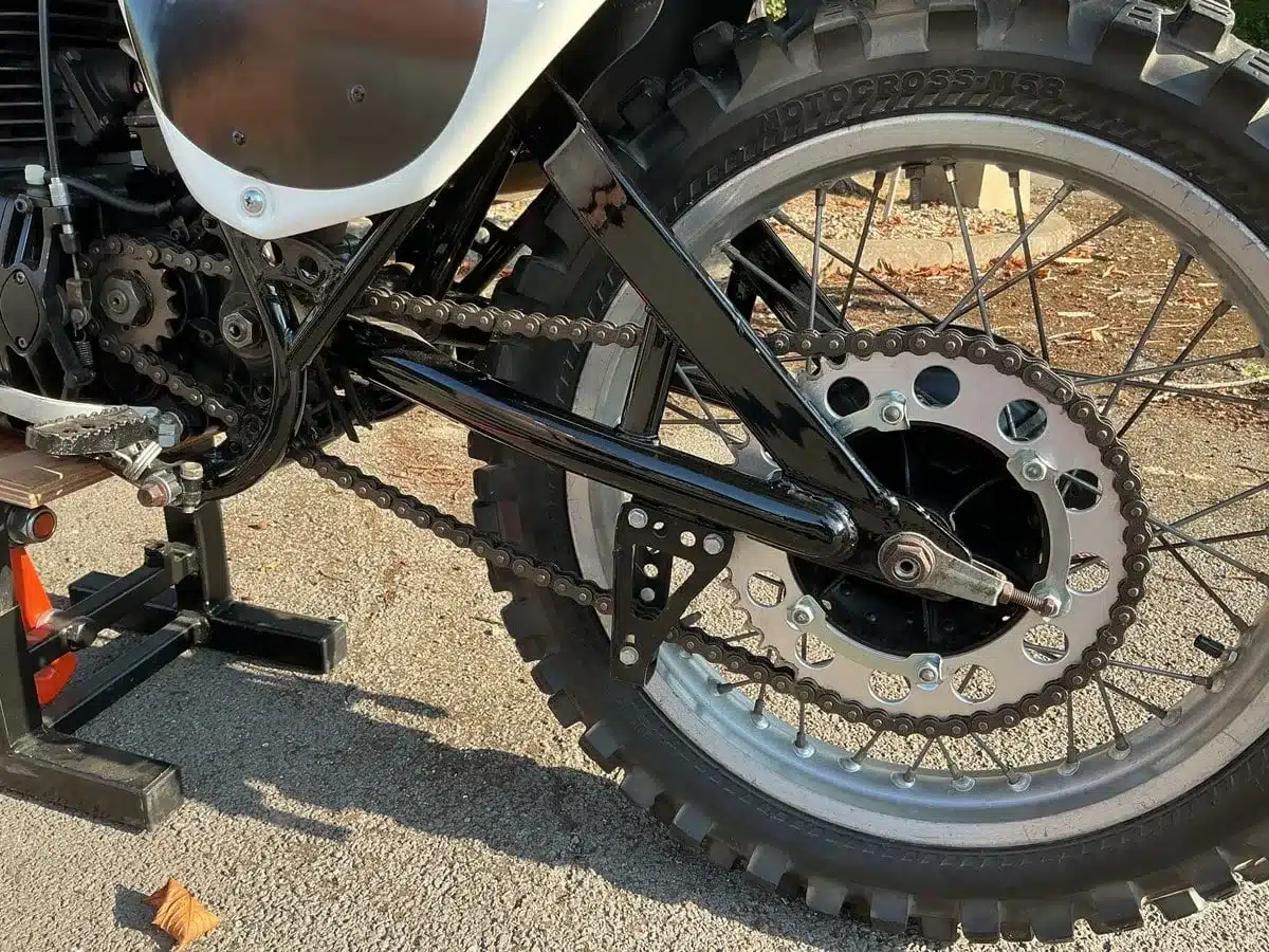 Hinterrad, Monoshock-Federbein und Kettenantrieb der Yamaha YZ 360B Baujahr 1975, Nahaufnahme