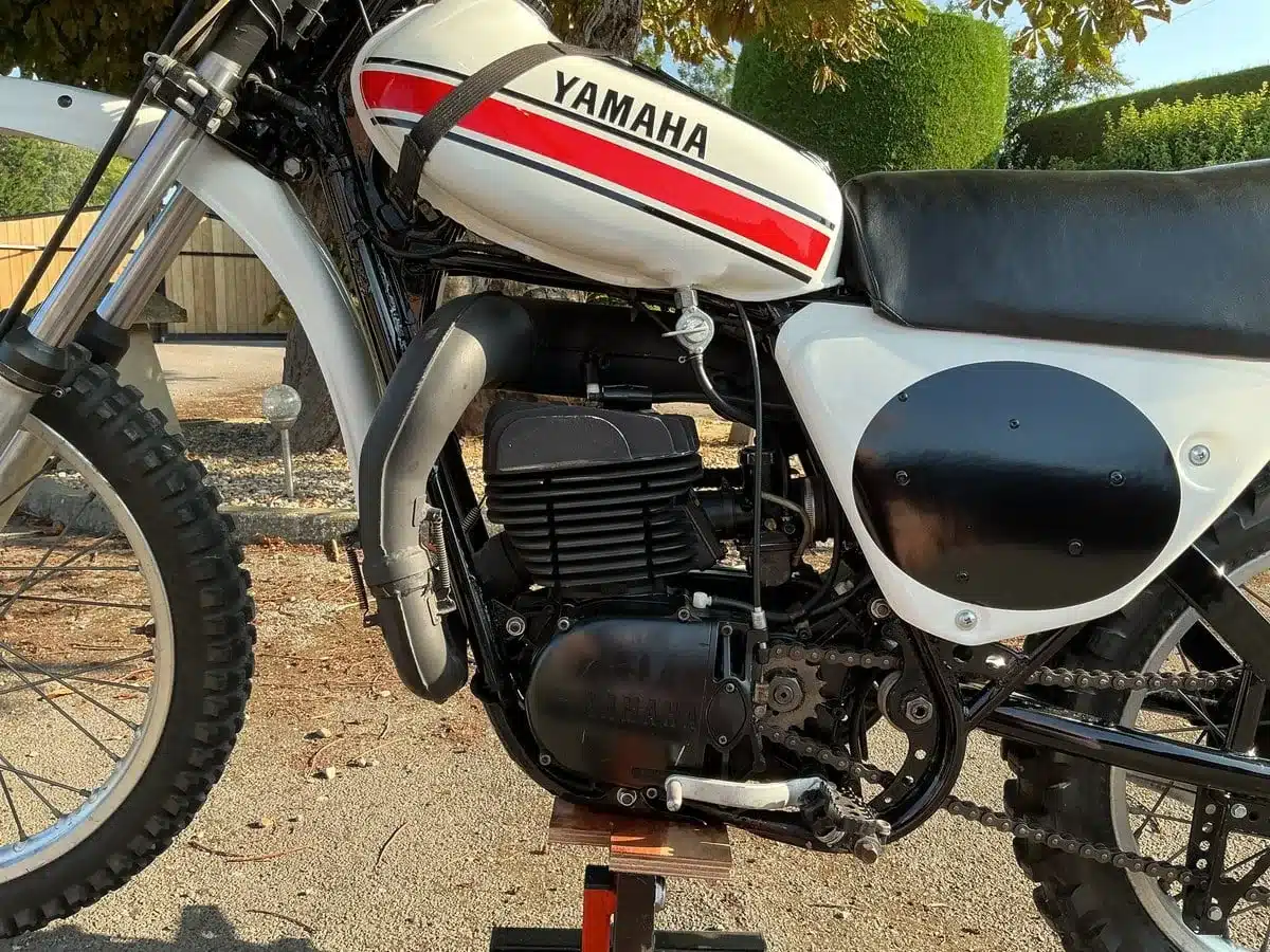 Seitenansicht des Motors und Rahmens einer weißen 1975er Yamaha YZ 360B Monoshock im Freien