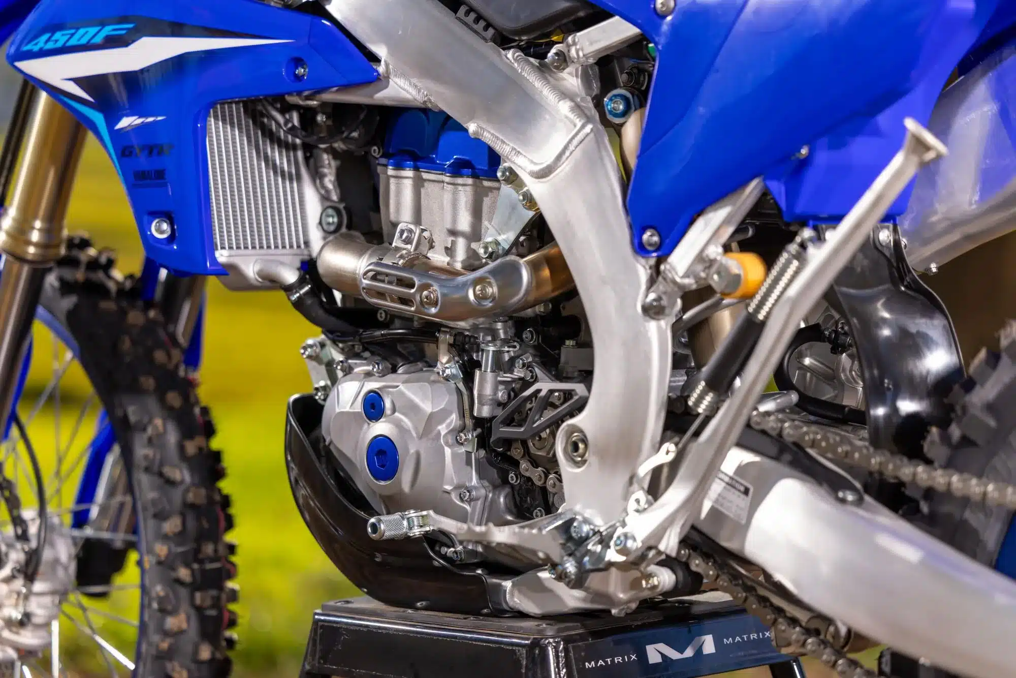 Nahaufnahme vom Motor und Aluminiumrahmen eines Yamaha-Motocross-Motorrads