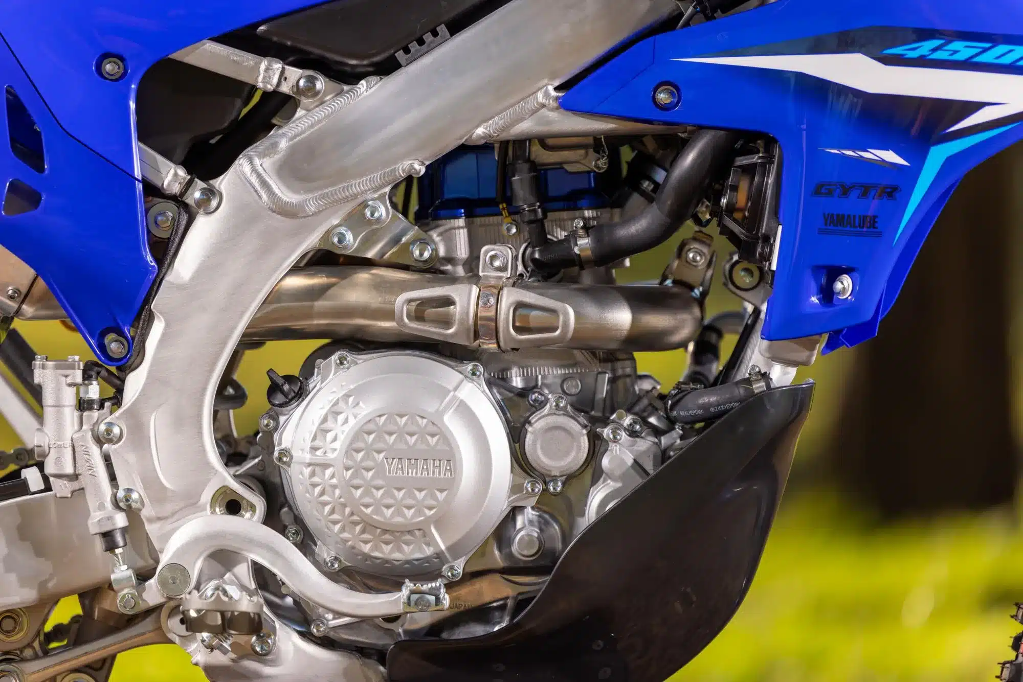 Motorblock, Rahmen und technische Details eines blauen Yamaha-Motocross-Motorrads im Detail