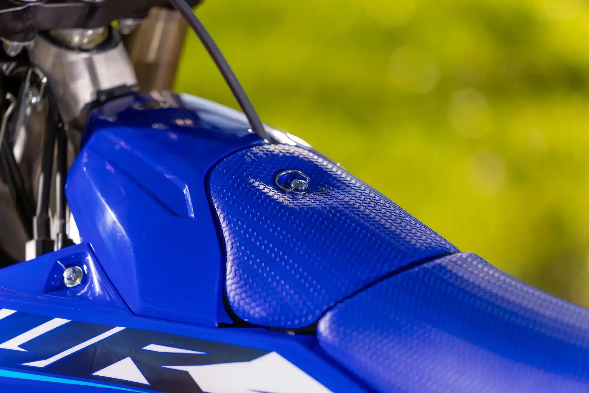 Detailansicht von Sitzbank und Tank einer blauen Yamaha YZ125 2026