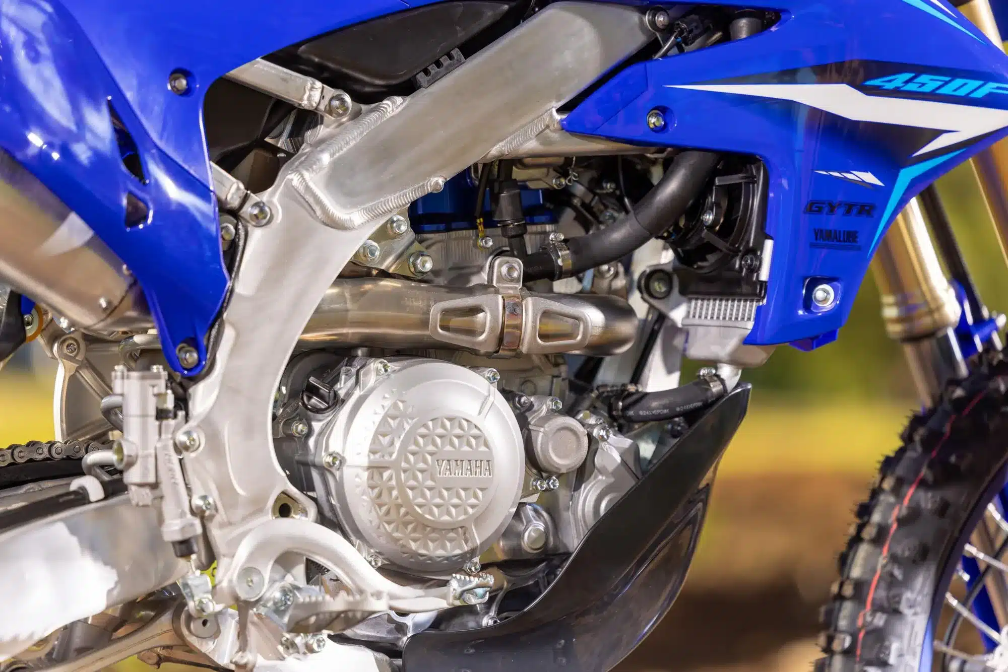 Detailaufnahme eines modernen Yamaha-Viertaktmotors mit Aluminiumrahmen