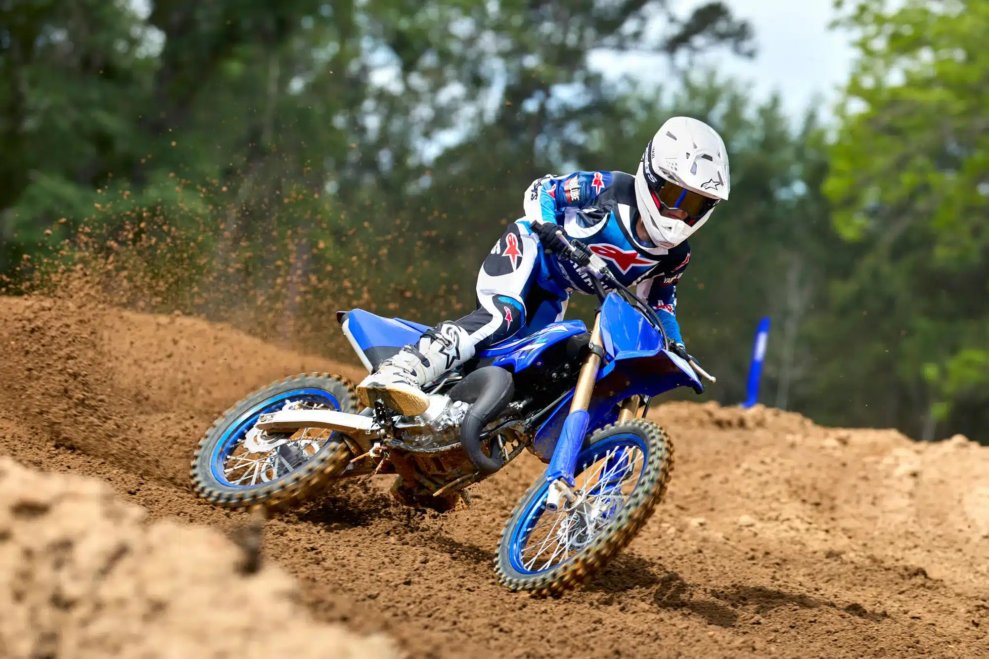 Yamaha YZ250 wird von einem Fahrer auf einer sandigen Motocross-Strecke bewegt