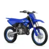 Yamaha YZ250, Zweitakt-Motocross-Motorrad in Blau, Seitenansicht, stehend auf weißem Hintergrund