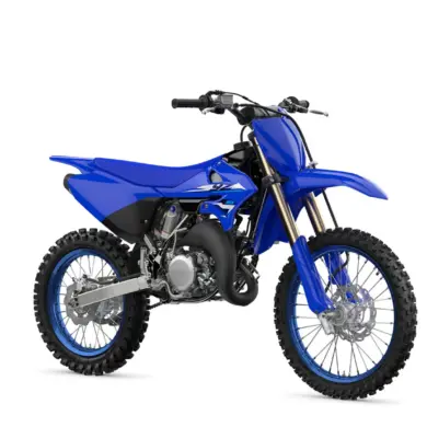 Yamaha YZ250, Zweitakt-Motocross-Motorrad in Blau, Seitenansicht, stehend auf weißem Hintergrund