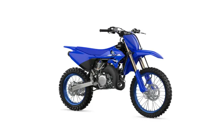 Yamaha YZ250, Zweitakt-Motocross-Motorrad in Blau, Seitenansicht, stehend auf weißem Hintergrund