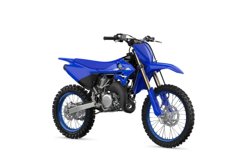 Yamaha YZ250, Zweitakt-Motocross-Motorrad in Blau, Seitenansicht, stehend auf weißem Hintergrund