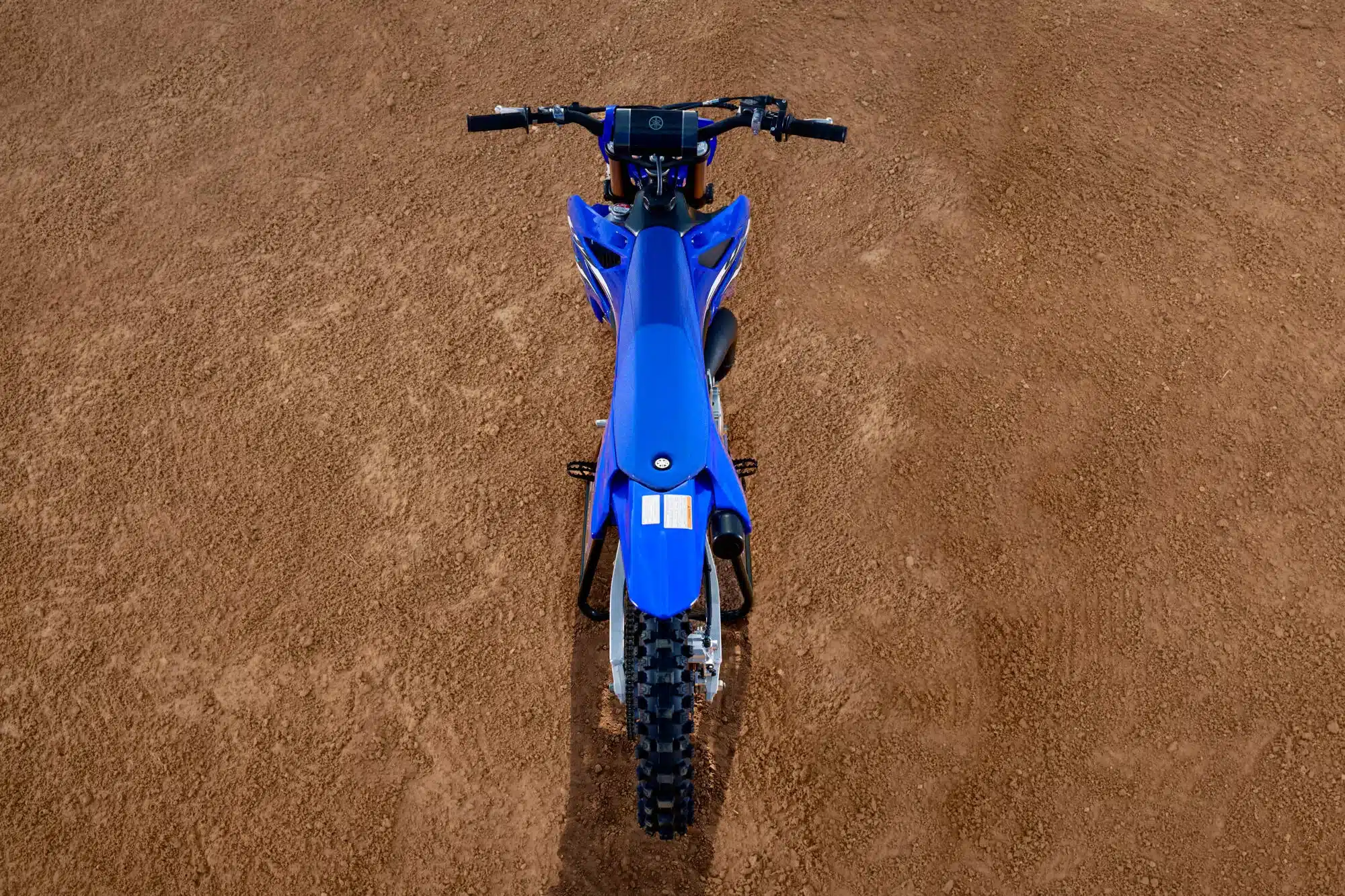 Yamaha YZ250 Motocross-Motorrad aus der Vogelperspektive auf losem Untergrund
