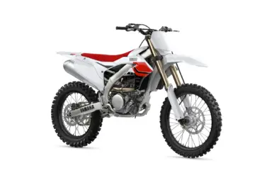 Yamaha YZ250F 70th Anniversary Edition 2024, weiß-rotes Motocross-Motorrad mit speziellen Grafiken, Seitenansicht.