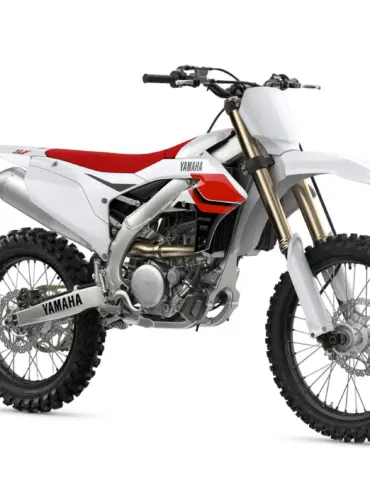 Yamaha YZ250F 70th Anniversary Edition 2024, weiß-rotes Motocross-Motorrad mit speziellen Grafiken, Seitenansicht.