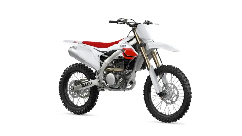 Yamaha YZ250F 70th Anniversary Edition 2024, weiß-rotes Motocross-Motorrad mit speziellen Grafiken, Seitenansicht.