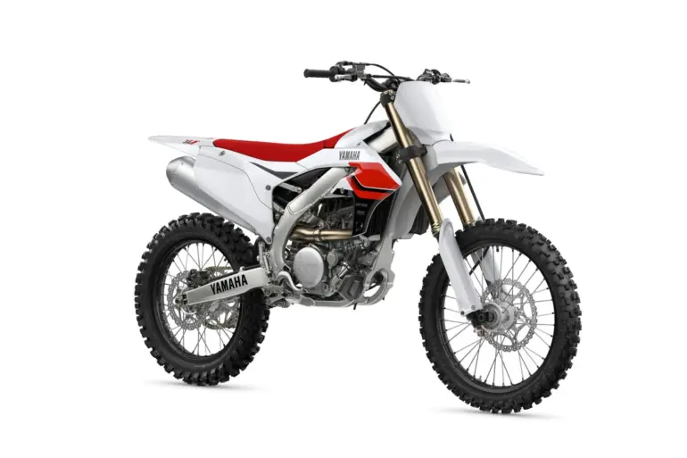 Yamaha YZ250F 70th Anniversary Edition 2024, weiß-rotes Motocross-Motorrad mit speziellen Grafiken, Seitenansicht.