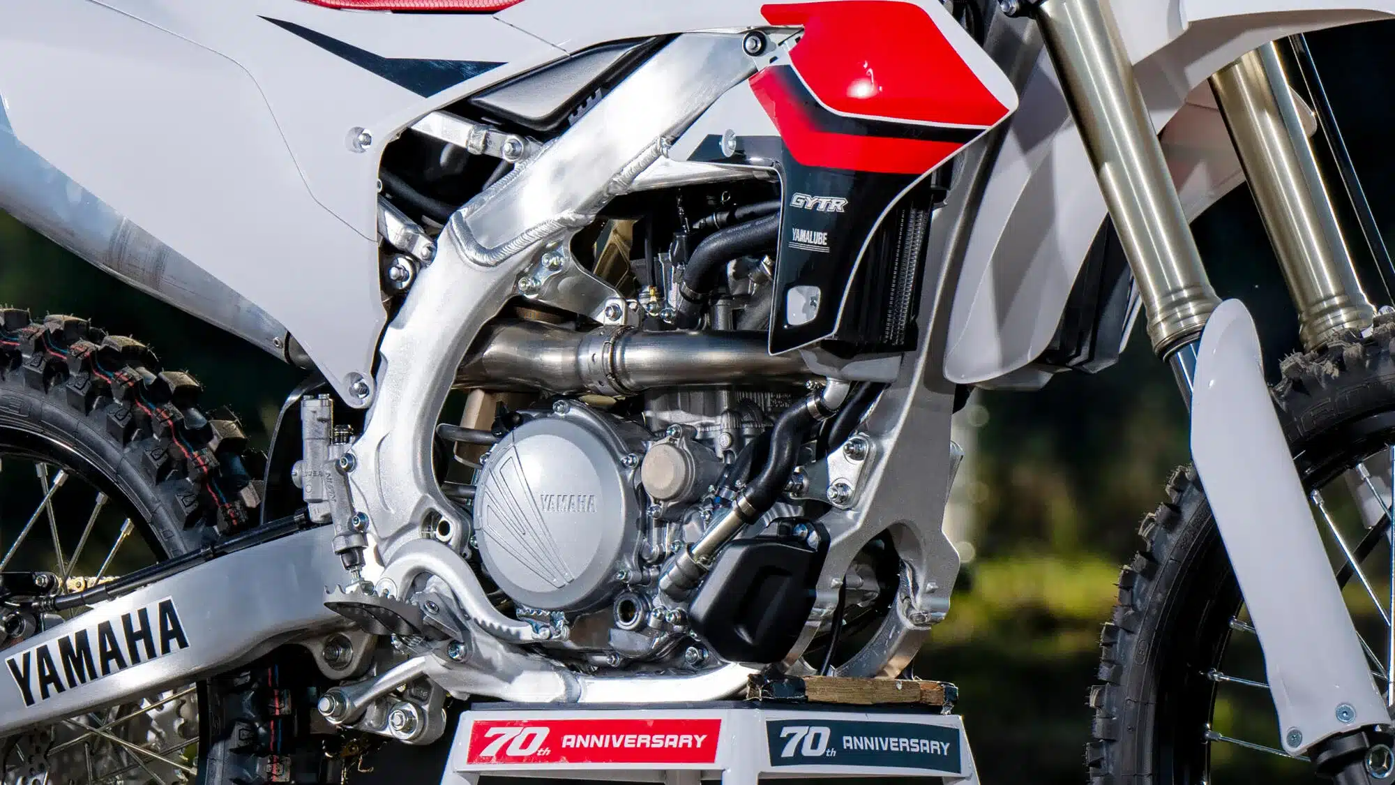 Yamaha YZ250F 70th Anniversary Edition, Detailbild Motor, Rahmen und Kühlerverkleidung in Weiß-Rot