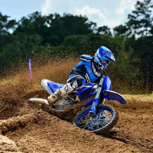 Motocross-Fahrer auf Yamaha YZ250F Monster Energy Edition beim Kurvenslide auf Sandstrecke.