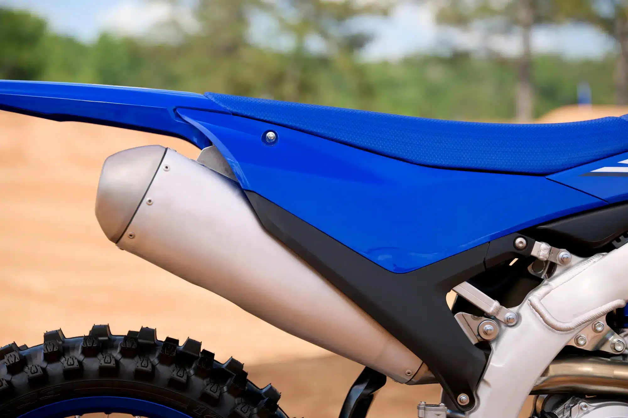 Sitzbank und Auspuff einer Yamaha YZ450F 2026 im Detail.