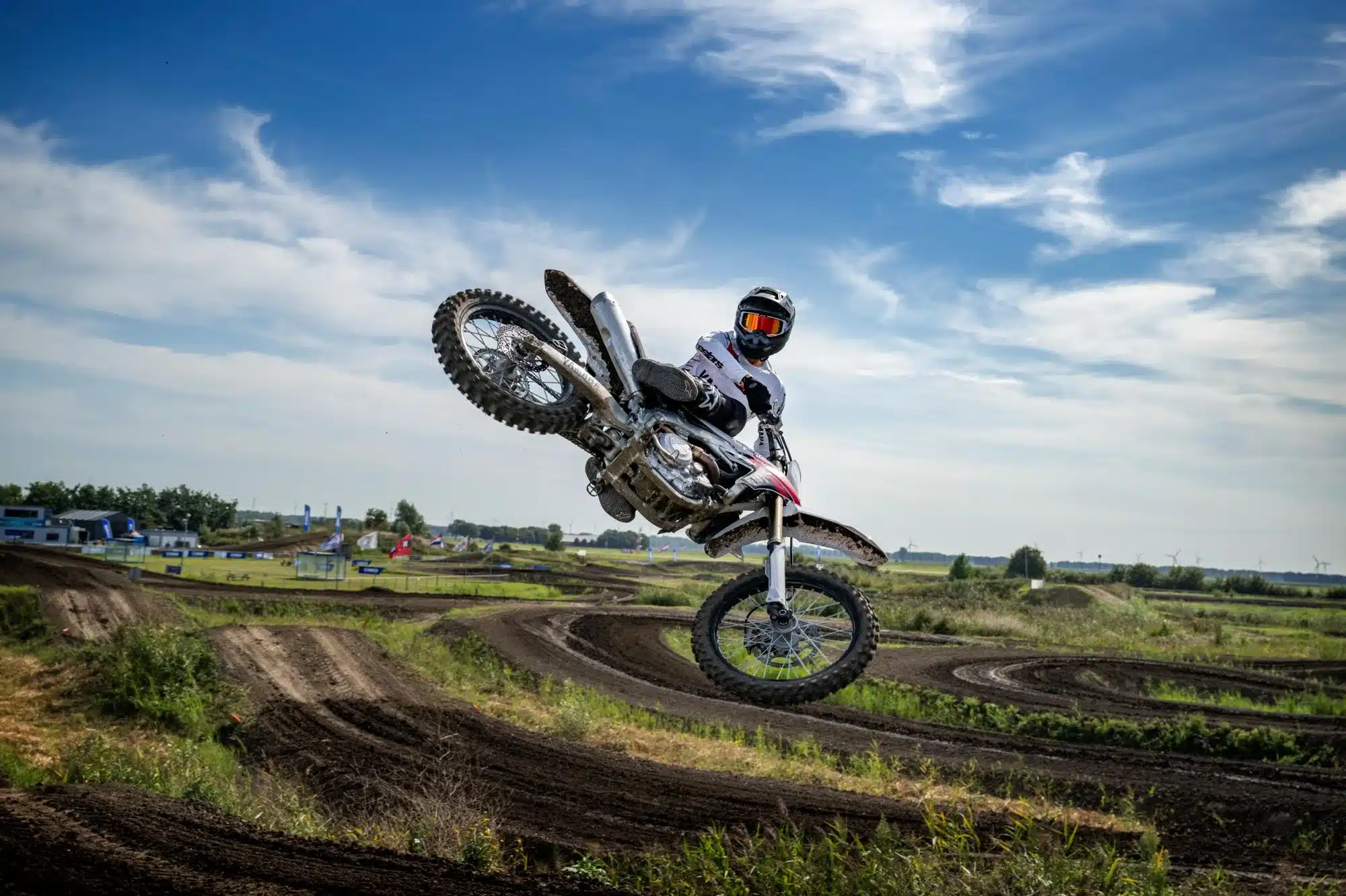 Motocross-Fahrer mit Yamaha YZ450F 70th Anniversary Edition in Aktion auf Offroad-Strecke