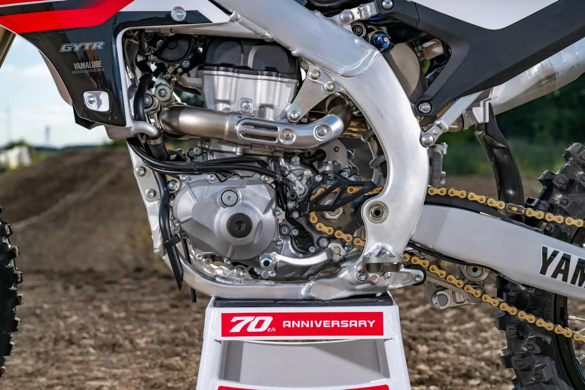 Nahaufnahme des Motors und Aluminiumrahmens einer Yamaha YZ450F 70th Anniversary Edition mit 70th Anniversary Schriftzug