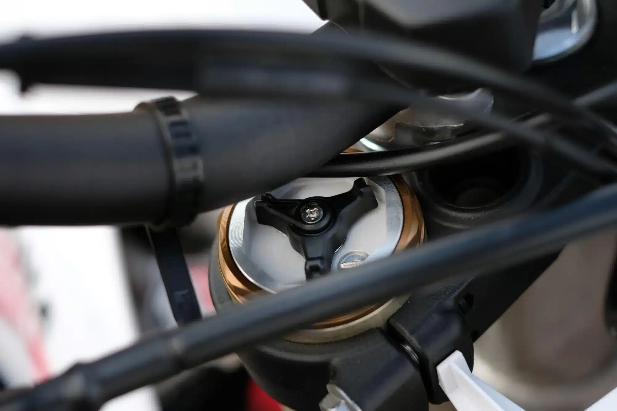 Nahaufnahme eines Einstellmechanismus der Vordergabel der Yamaha YZ450F 70th Anniversary Edition