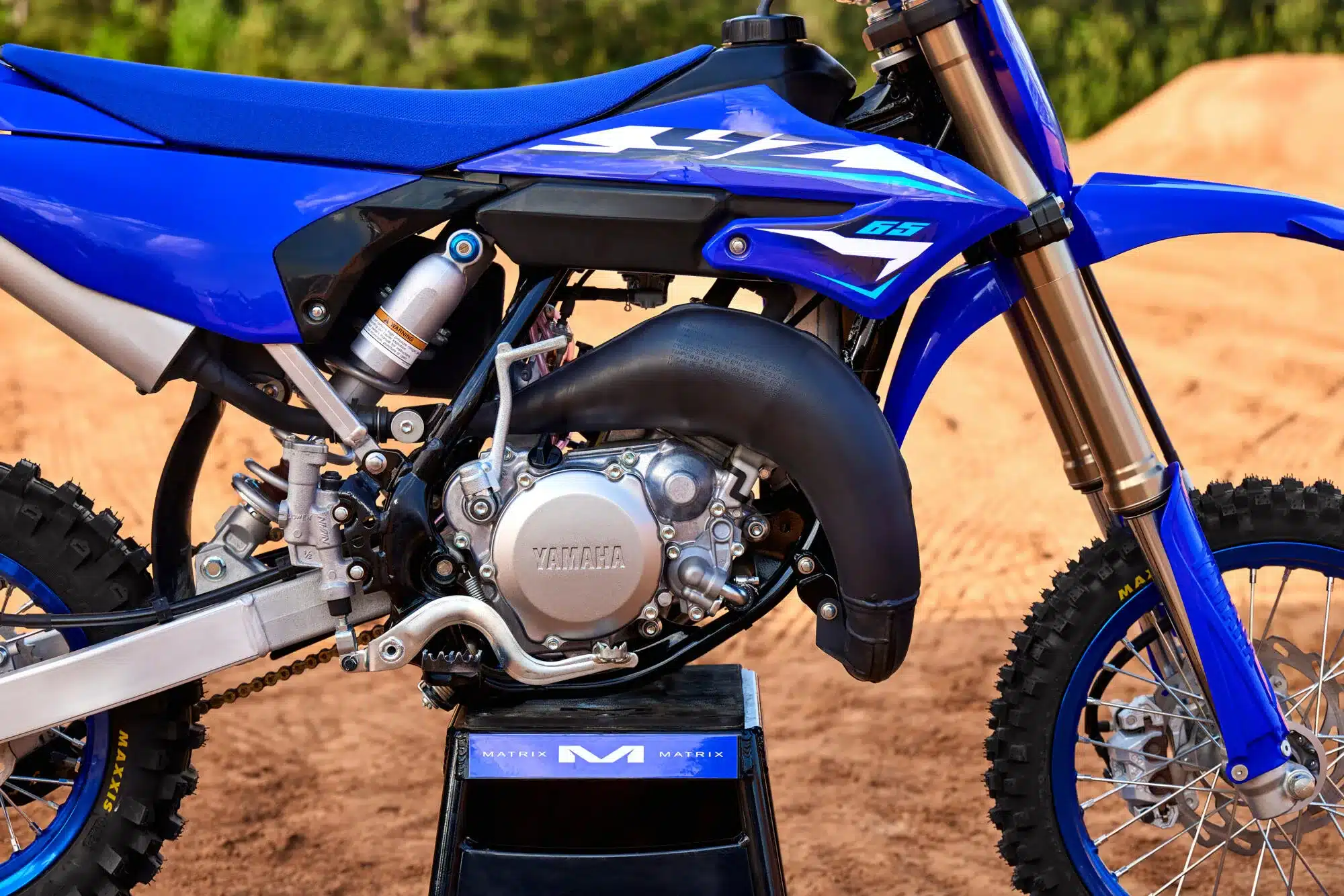 Detailaufnahme des Motors und Fahrwerks der Yamaha YZ65 Motocross-Maschine in blauer Werkslackierung.