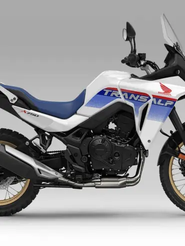 Honda XL750 Transalp in Weiß-Blau mit Topcase, seitliche Ansicht