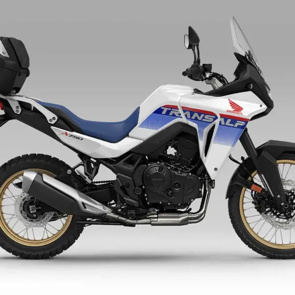 Honda XL750 Transalp in Weiß-Blau mit Topcase, seitliche Ansicht