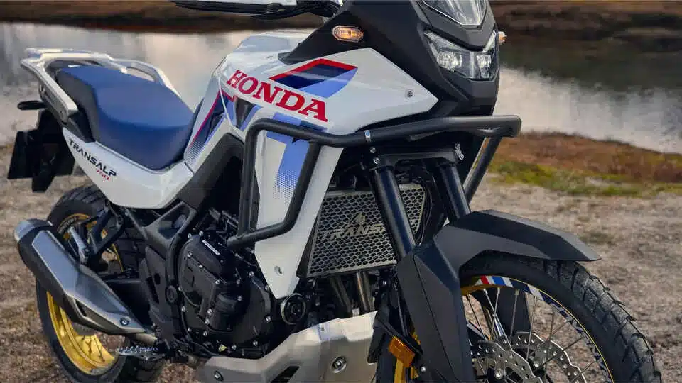 Front- und Seitenansicht der Honda XL750 Transalp mit Sturzbügeln, goldenen Felgen und robustem Aufbau
