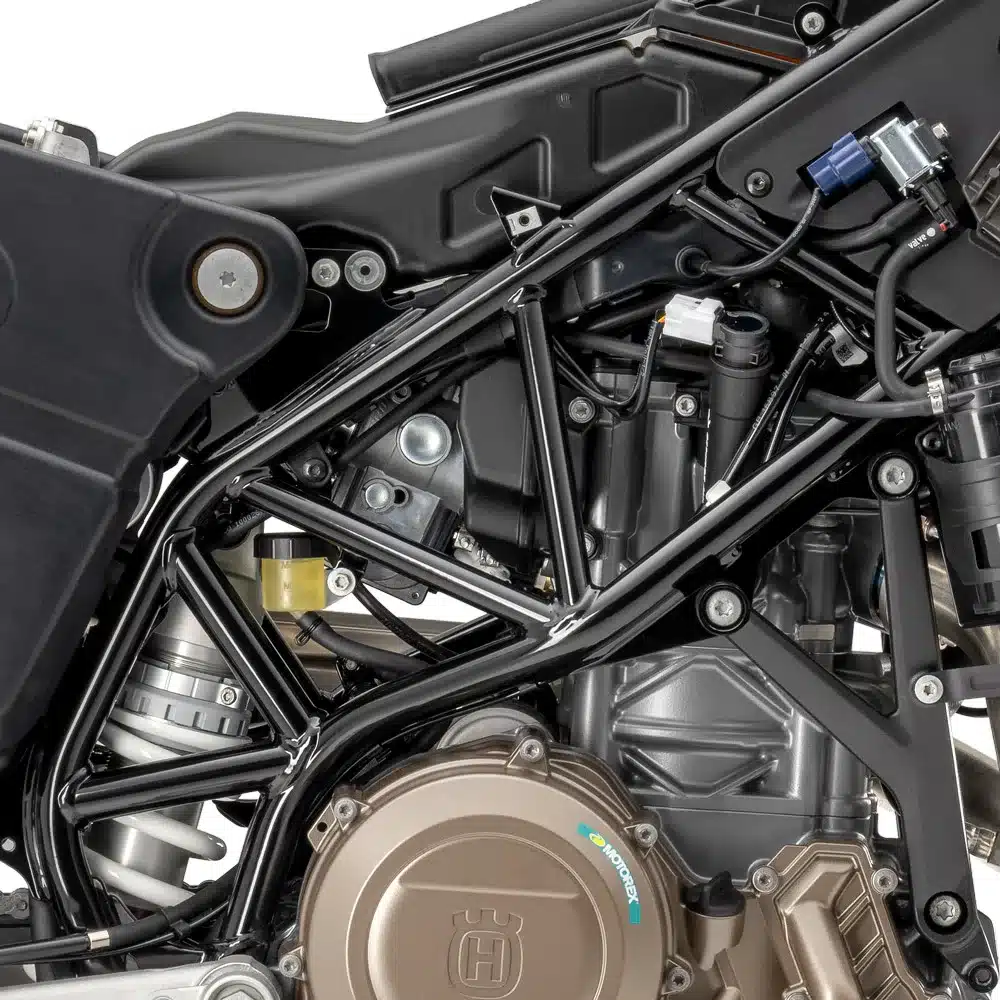 Nahaufnahme des Motors und Rahmens der Husqvarna 701 Enduro 2026, Fokus auf Technik und Komponenten.