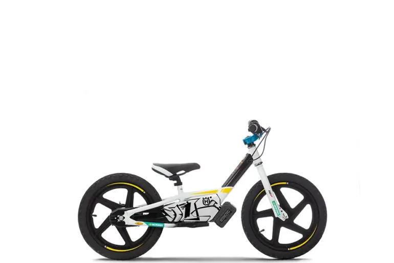 Elektrisches Kinder-Balance-Bike Husqvarna EE 1.16 in weißer Lackierung, seitlich fotografiert vor weißem Hintergrund