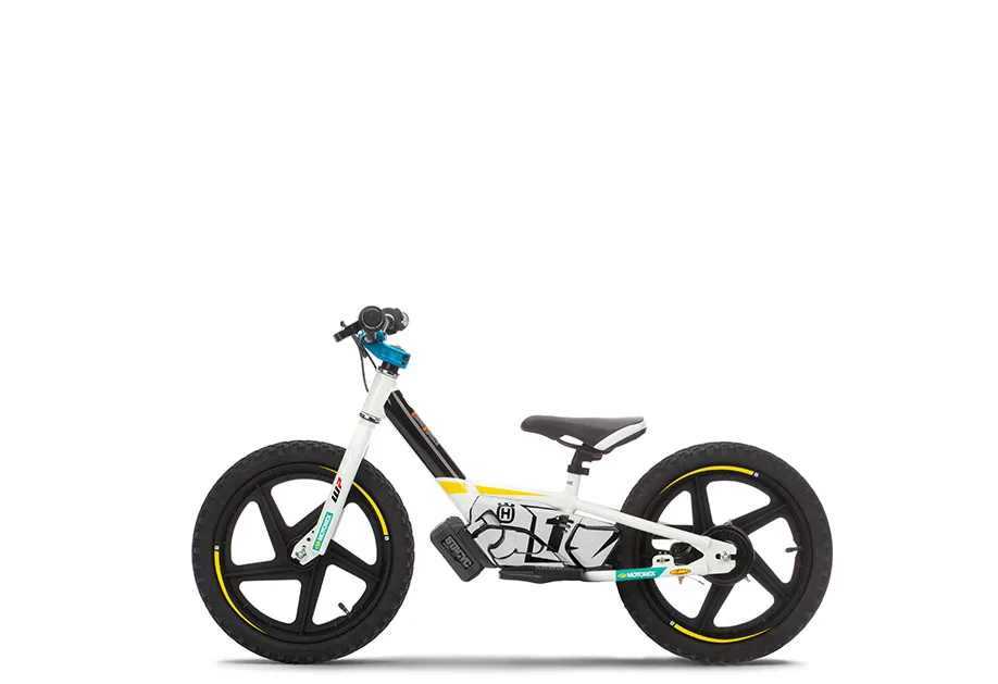 Seitenansicht der Husqvarna EE 1.16, ein elektrisches Balance-Bike für Kinder, mit typischem Husqvarna-Design.