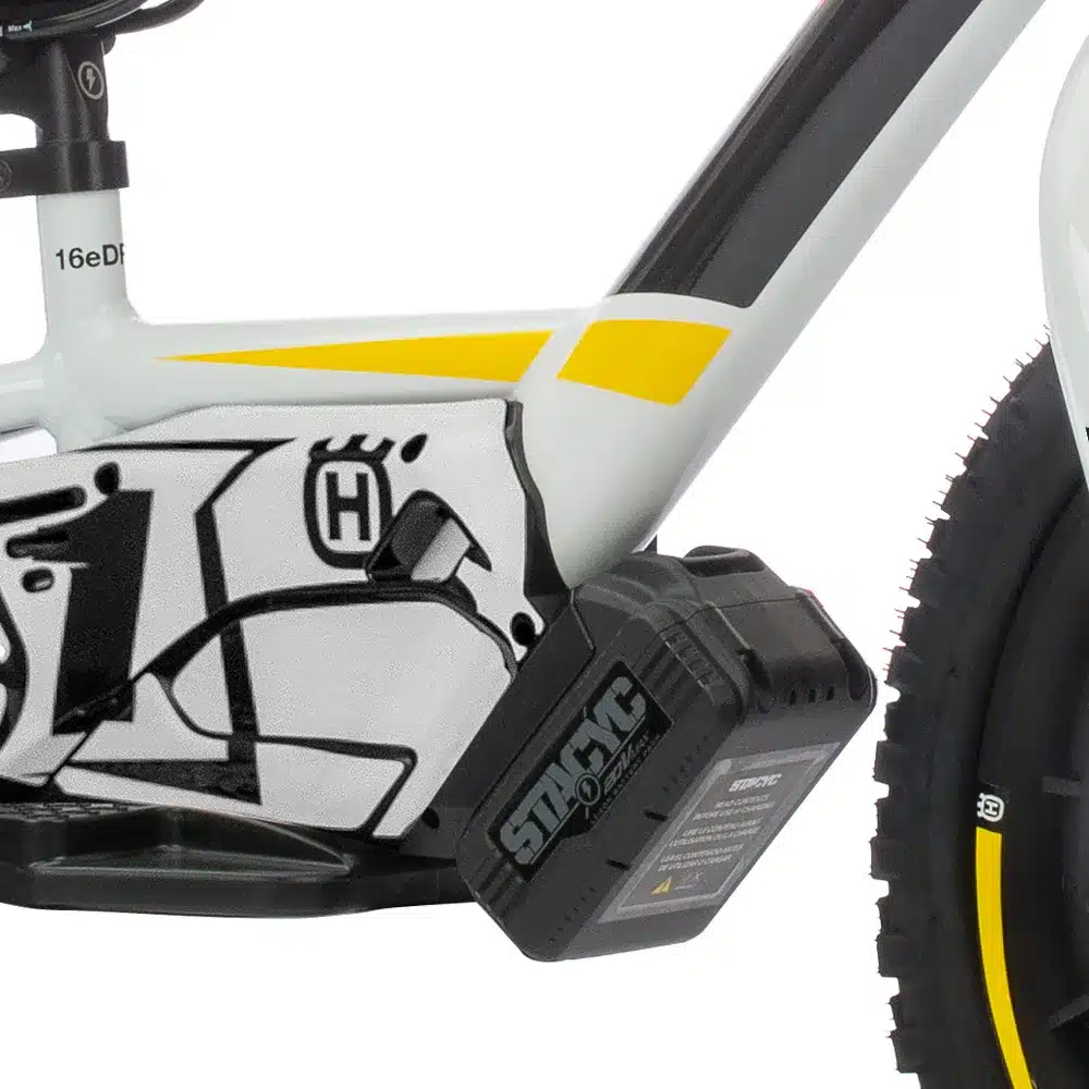 Nahaufnahme des Akkus und Rahmens der Husqvarna EE 1.16, einem elektrischen Balance-Bike für Kinder