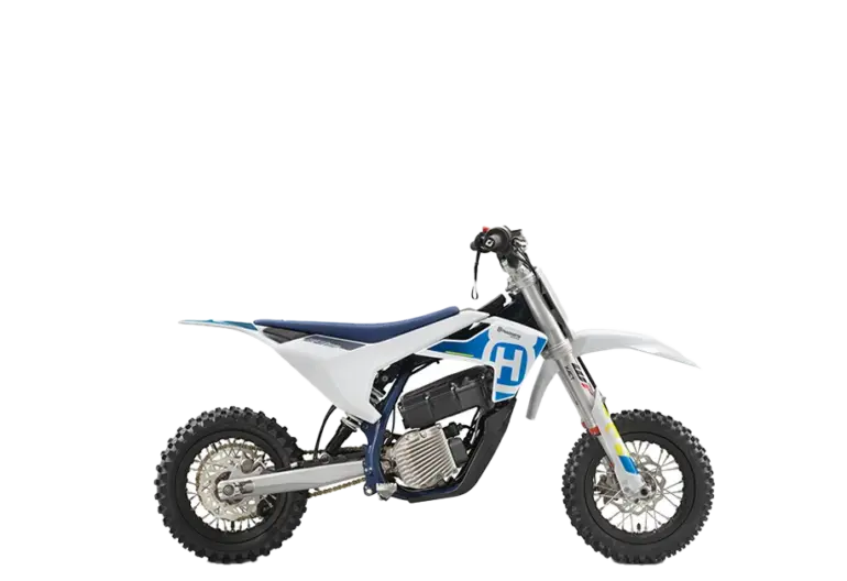 Seitenansicht der Husqvarna EE 3 2024, einem elektrischen Motocross-Motorrad für Kinder mit sportlichem Offroad-Design.