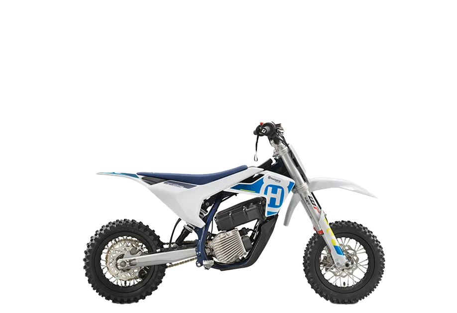 Seitenansicht der Husqvarna EE 3 2024, einem elektrischen Motocross-Motorrad für Kinder mit sportlichem Offroad-Design.