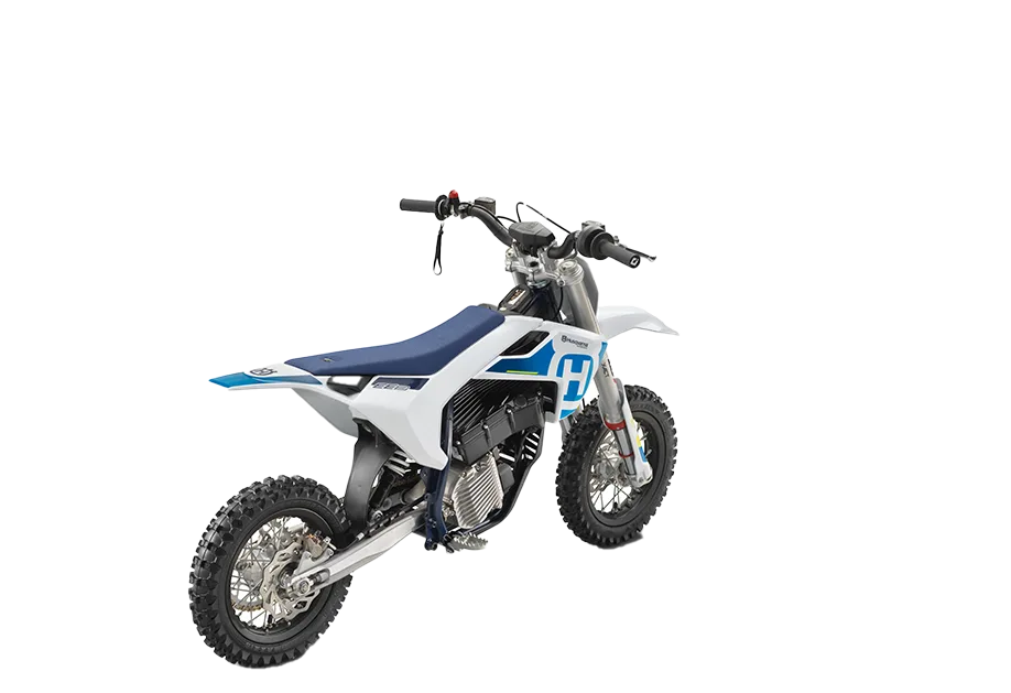 Seitenansicht einer Husqvarna EE 3 2024, elektrisch betriebene Motocross für Kinder in Blau-Weiß.