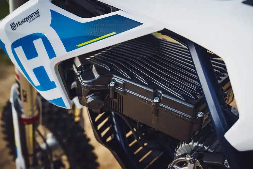 Detailbild des Akkus und Elektromotors in einer Husqvarna EE 3 Minicross 2024