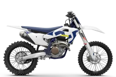 Husqvarna FC 250 2026 in Seitenansicht, weiß-blaues Motocross-Motorrad auf schwarzem Hintergrund.