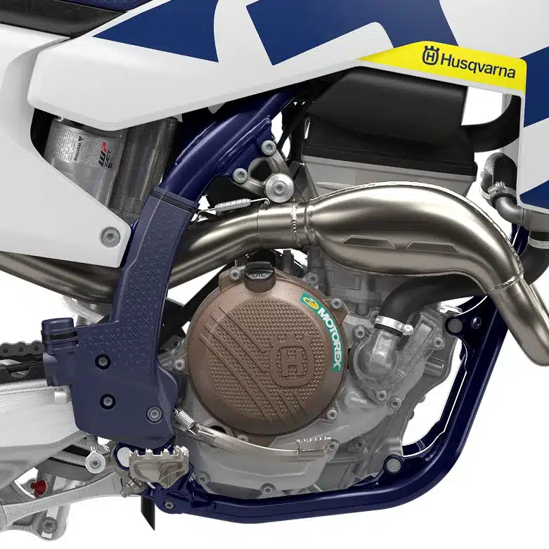 Detailaufnahme des Motors und Rahmens der Husqvarna FC 250 2026 Motocross-Maschine.