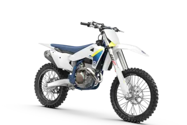 Seitenansicht der Husqvarna FC 350 2025, Motocross-Motorrad mit blauer Sitzbank und weiß-blau-gelbem Bodywork auf Stollenreifen.