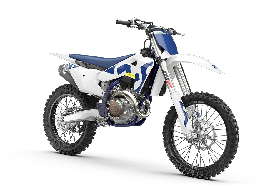 Die Husqvarna FC 450 2026 als Motocross-Motorrad in Seitenansicht mit moderner Optik, blauer Sitzbank und grobstolligen Reifen, freigestellt auf weißem Hintergrund.