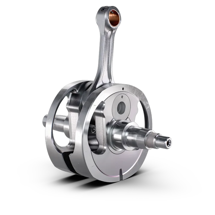 Kurbelwelle des Motors der Husqvarna FC 450 2026, freigestellt vor weißem Hintergrund