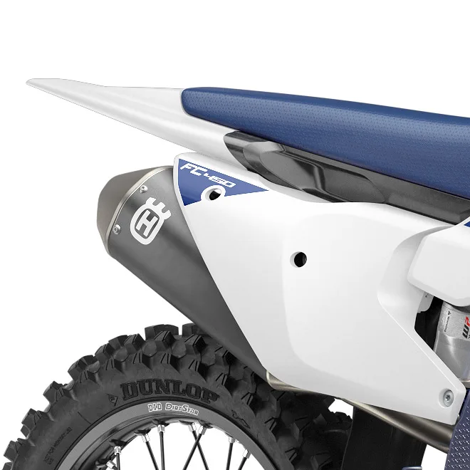 Das Heck der Husqvarna FC 450 2026 mit blauem Sitzbezug, Auspuff und grobstolligem Hinterreifen