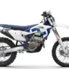 Enduro-Motorrad Husqvarna FE 250 2026 mit blau-weißer Verkleidung in Seitenansicht vor weißem Hintergrund