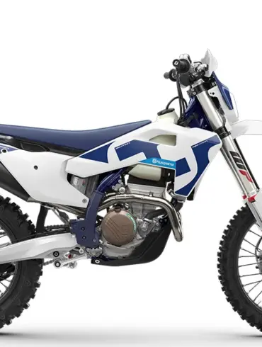 Enduro-Motorrad Husqvarna FE 250 2026 mit blau-weißer Verkleidung in Seitenansicht vor weißem Hintergrund