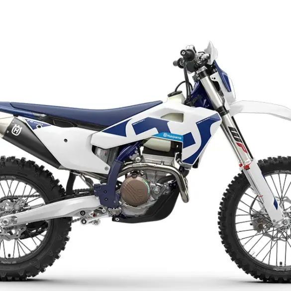 Enduro-Motorrad Husqvarna FE 250 2026 mit blau-weißer Verkleidung in Seitenansicht vor weißem Hintergrund